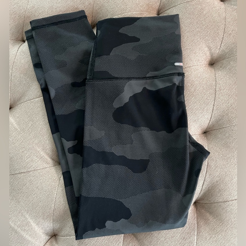 Aerie Chill Play Move Camo Leggings Medium Short